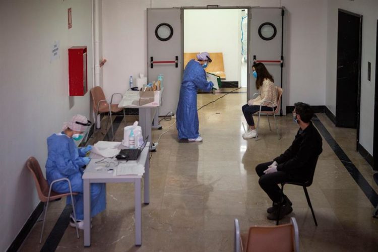 pruebas-test-coronavirus-cataluna-archivo