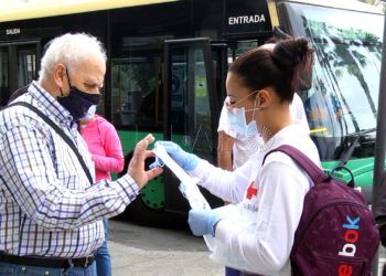 reparto-mascarillas-gobierno-policia-autobus-10