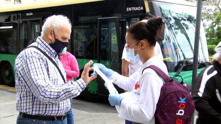 reparto-mascarillas-gobierno-policia-autobus-10