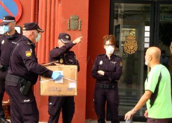 reparto-mascarillas-gobierno-policia-autobus-2