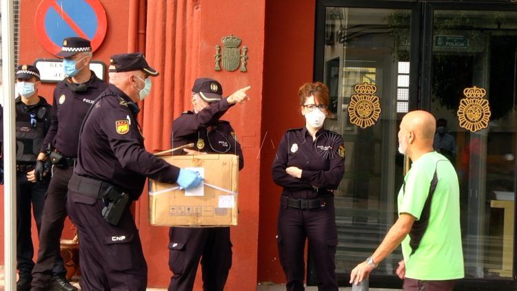 reparto-mascarillas-gobierno-policia-autobus-2