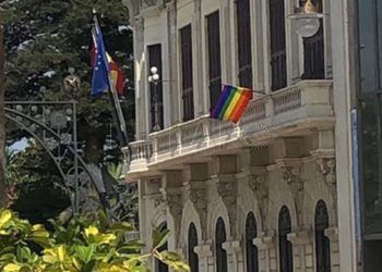 bandera-orgullo-palacio-autonomico