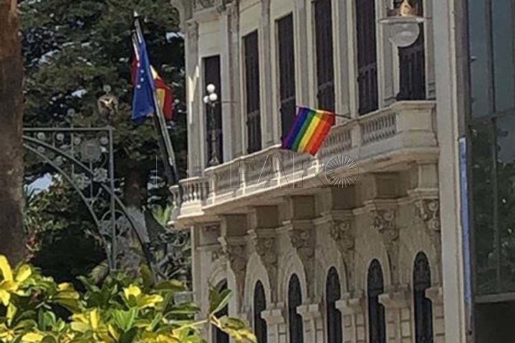 bandera-orgullo-palacio-autonomico