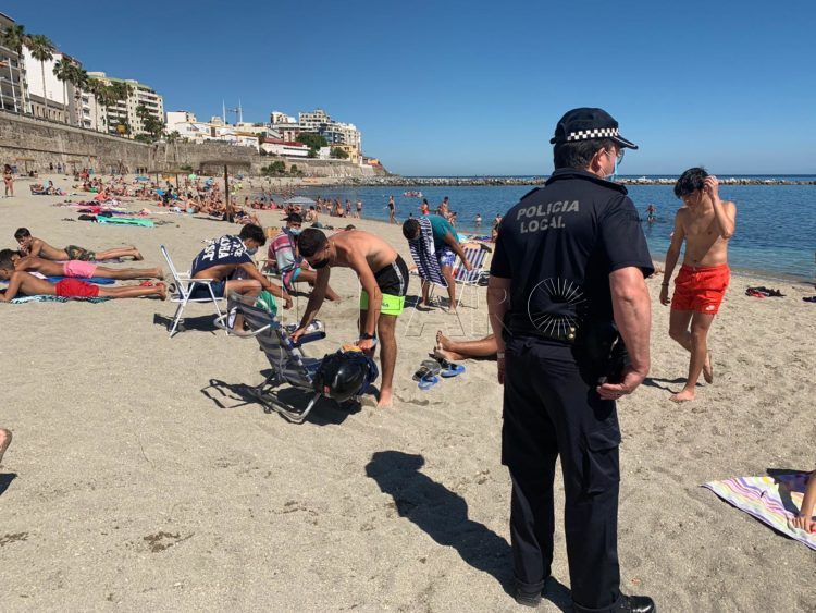 banistas-playa-policia-local-3