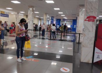 colas-gente-esperando-puerto