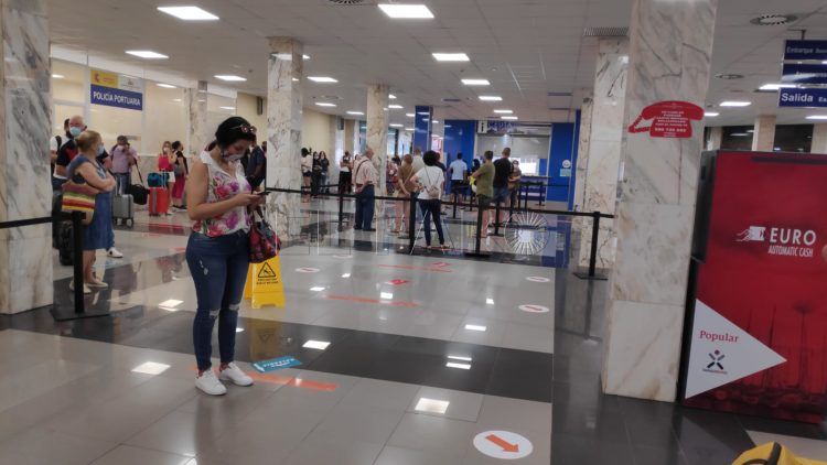 colas-gente-esperando-puerto