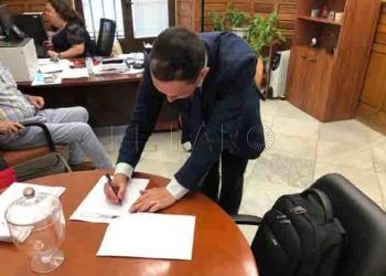 manuel-hernandez-firma-pleno-extraordinario-sacrificio