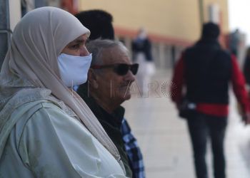 paseos-gente-espera-mascarilla