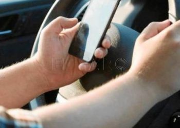 whatsapp-movil-coche-vehiculo-dgt