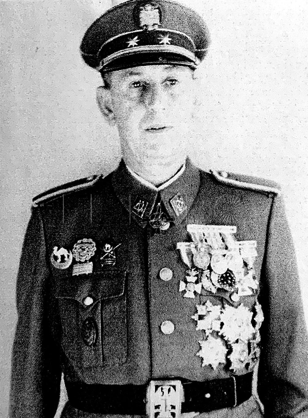 El coronel Francisco Mena Díaz en 1957 como jefe de la Policía de Ifni y delegado gubernativo