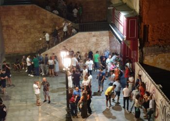 gente-tomando-copas-ocio-nocturno