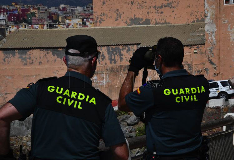 guardia-civil-prismaticos-vista