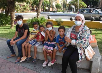 mujer-hijos-huyen-marruecos-terminan-calles-ceuta-1