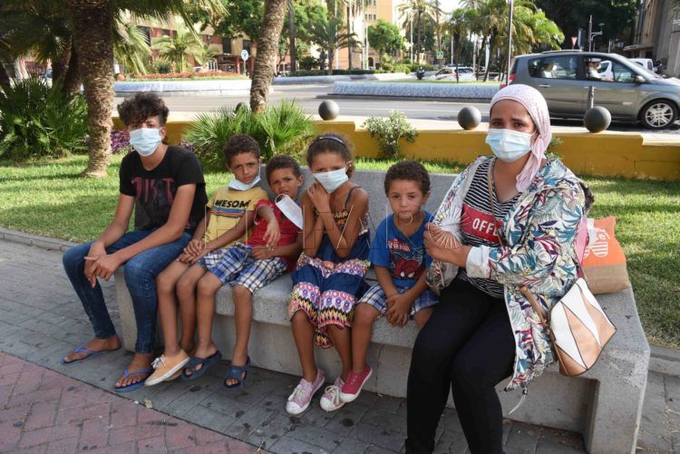 mujer-hijos-huyen-marruecos-terminan-calles-ceuta-1