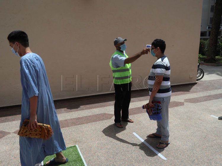 GRAF8738.  RABAT (MARRUECOS), 15/07/2020.- Varios voluntarios miden la temperatura a los fieles antes de su ingreso en la Mezquita de Molina en Rabat, Marruecos, este miércoles.  Las mezquitas de Marruecos abren sus puertas hoy tras cuatro meses de cierre por la pandemia, y se pone fin así a una medida histórica jamás tomada en el país, aunque con salvedades, porque permanecerán cerradas para la plegaria colectiva del viernes, que es la más importante. EFE/ Javier Otazu Elcano