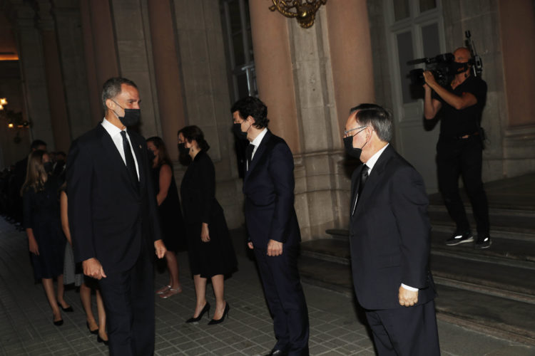 vivas-homenaje-saludo-rey