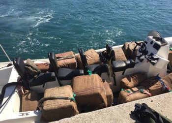 fardos-hachis-embarcacion-guardia-civil-1