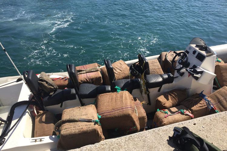 fardos-hachis-embarcacion-guardia-civil-1