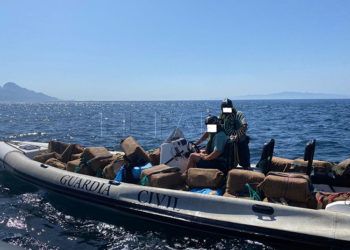 fardos-hachis-embarcacion-guardia-civil-5
