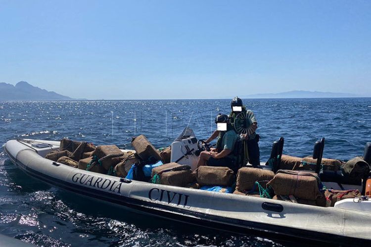 fardos-hachis-embarcacion-guardia-civil-5