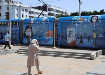 marruecos-coronavirus-mujer-tranvia