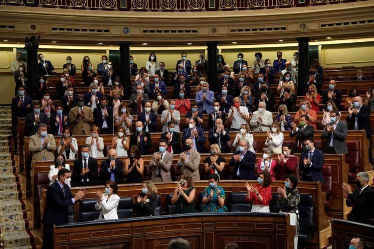pedro-sanchez-congreso-aplausos-diputados