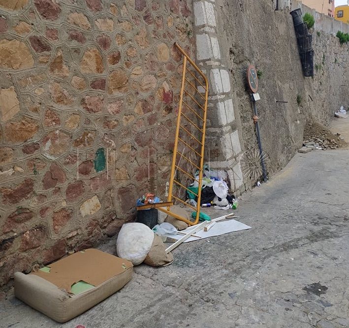 naranja Una oración puramente Sofás, colchones y mucha basura”: vecinos denuncian la suciedad en el  Recinto