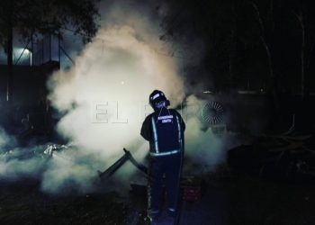 bomberos-incendio-rastrojos-basura-enseres