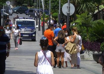 gente-mascarilla-policia-paseo-revellin
