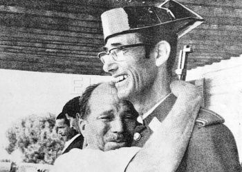 Juan, taxista en Sidi Ifni y antiguo compañero en el ejército, se abraza a su amigo y compañero, el último Guardia Civil que abandona Ifni en 1969