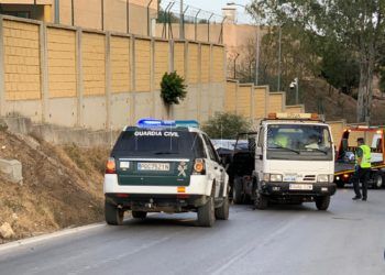 guardia-civil-serrallo-coche-volcado