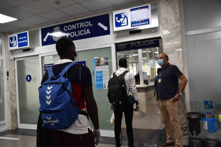 inmigrantes-ceti-salida-argelinos-subsaharianos-lgtb-puerto-4