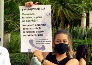 manifestacion-estudiantes-enfermeria-plaza-reyes-1