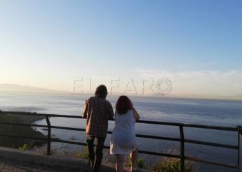 mirando-mar-gente-estrecho