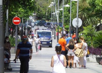 personas-revellin-mascarillas-policia
