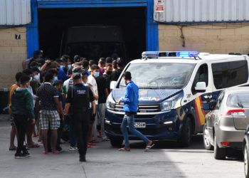 policia-nave-tarajal-identificar-ocupantes-36