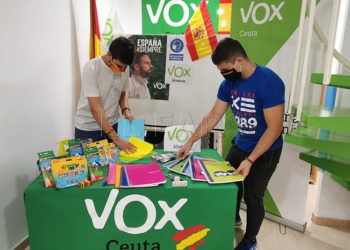 vox-jovenes-ceuta-material-escolar