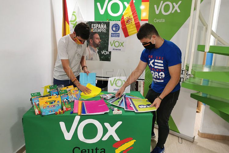 vox-jovenes-ceuta-material-escolar