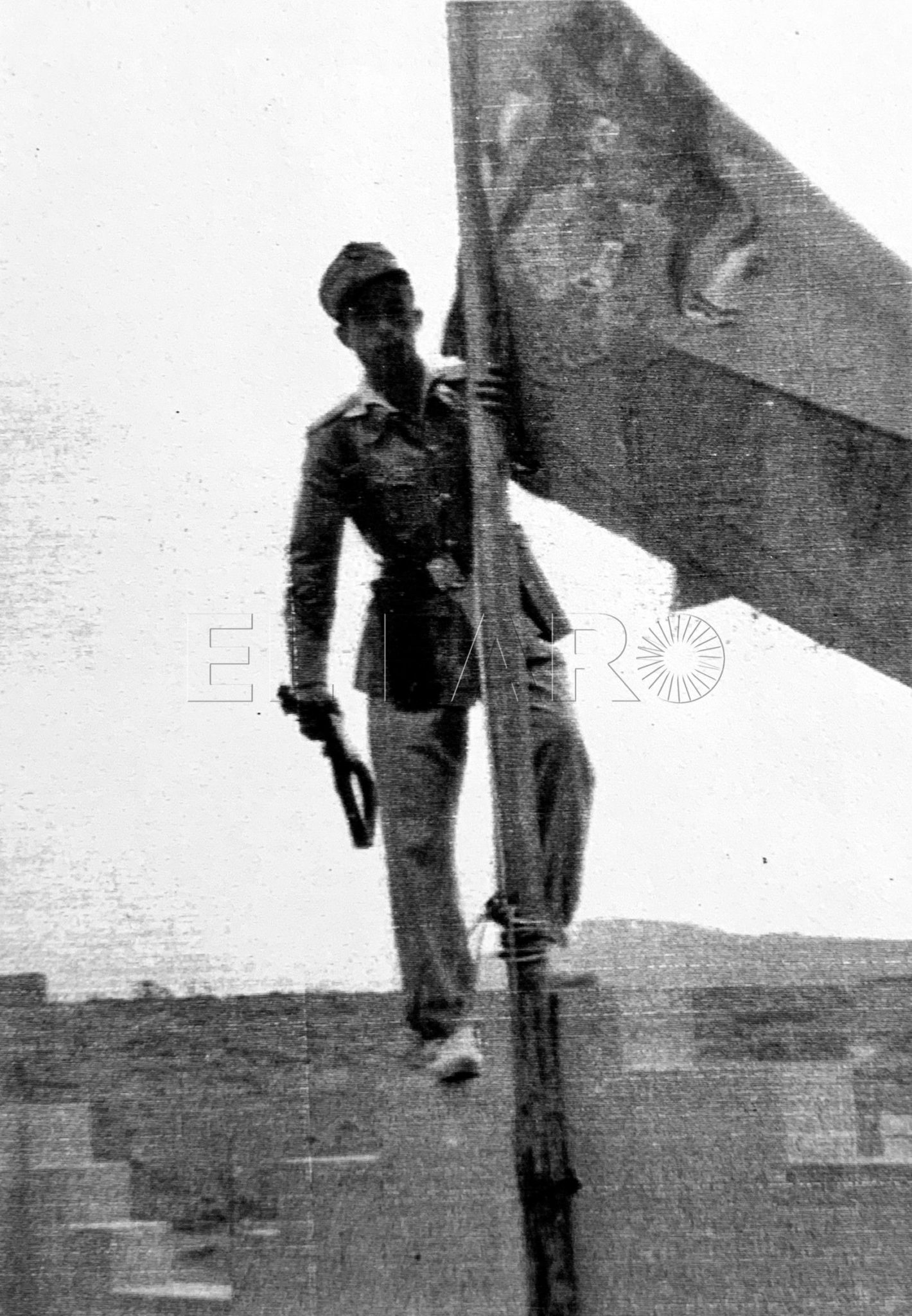 El cabo Manuel Castilla Díaz en lo alto del puesto de Telata agarrado al mástil donde ondea la bandera de Espana-1