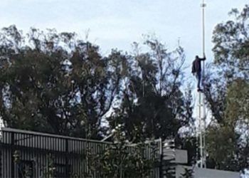 ceti-hombre-sube-torreta