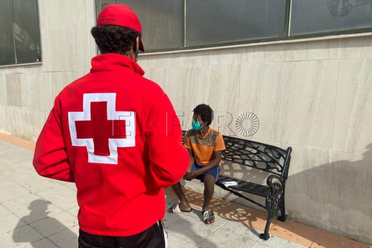 cruz-roja-inmigrante-puerto-2