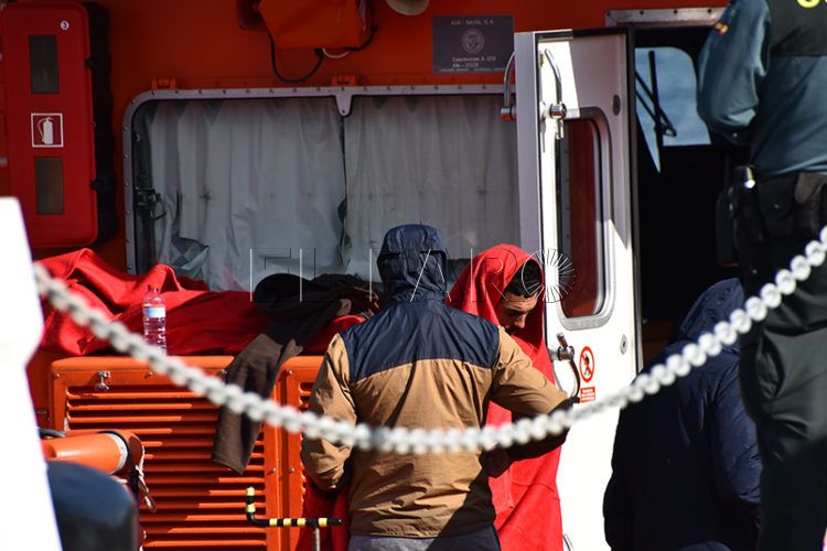 magrebies-balsa-salvamento-atria-guardia-civil-cruz-roja-muelle-5