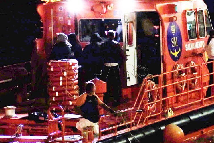 patera-inmigrantes-puerto-01