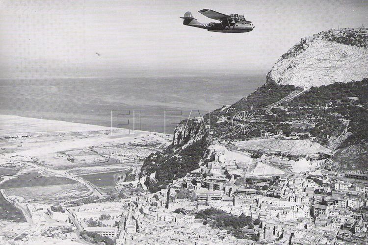 avion-sobrevuela-ciudad-antigua