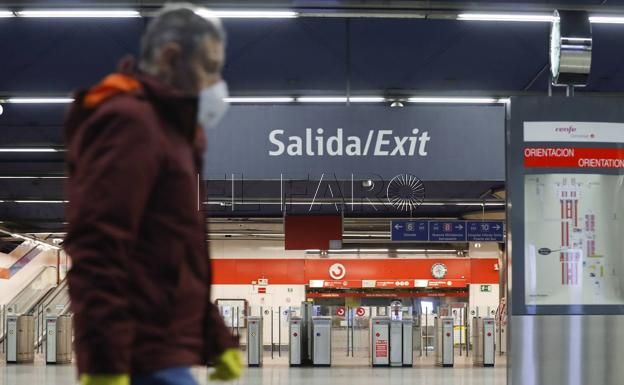 estacion-atocha-viajero-coronavirus