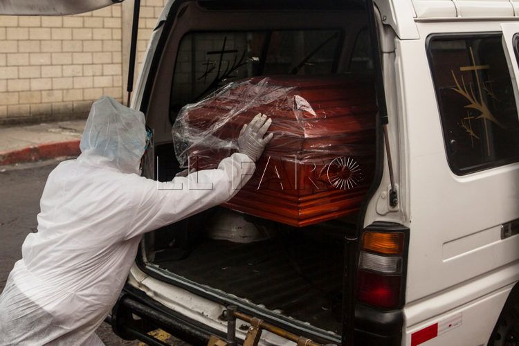 feretro-entierro-traje-epi-coronavirus