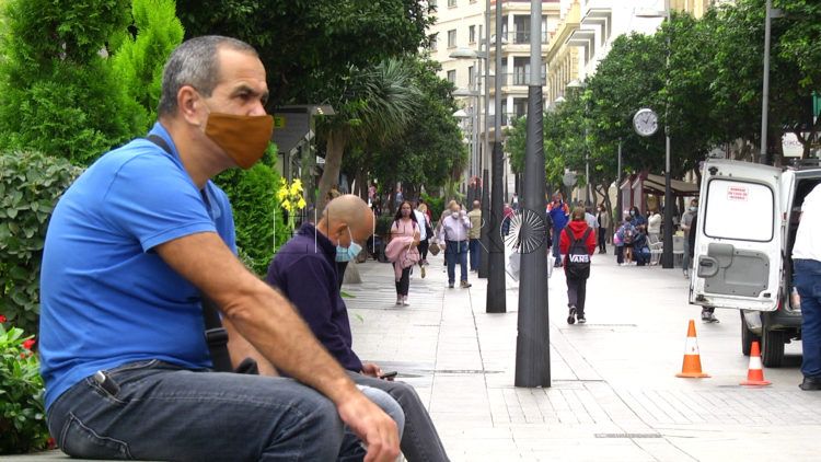 gente-centro-mascarilla