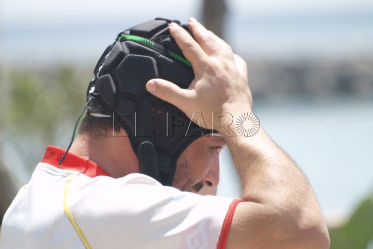 jugador-rugby-casco