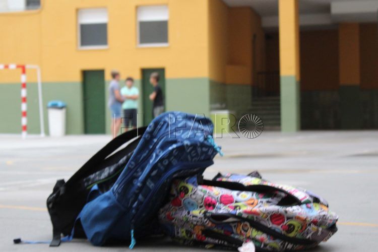 mochilas-tiradas-pista-deportiva-colegio
