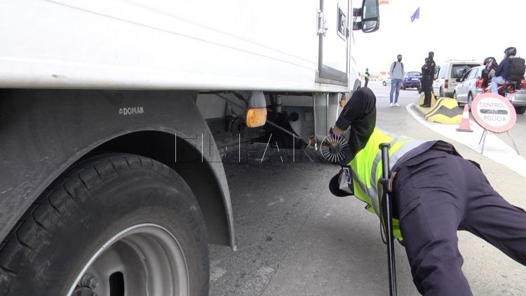 policia-nacional-24-horas-control-embarque-puerto-14